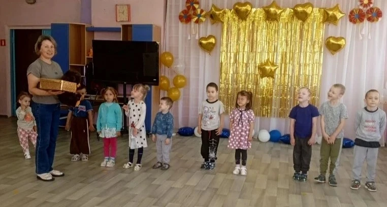 "🎶Музыкальная коробочка🎶"

☀️Сегодня к ребятам разновозрастной группы на музыкальное 🎼 развлечени