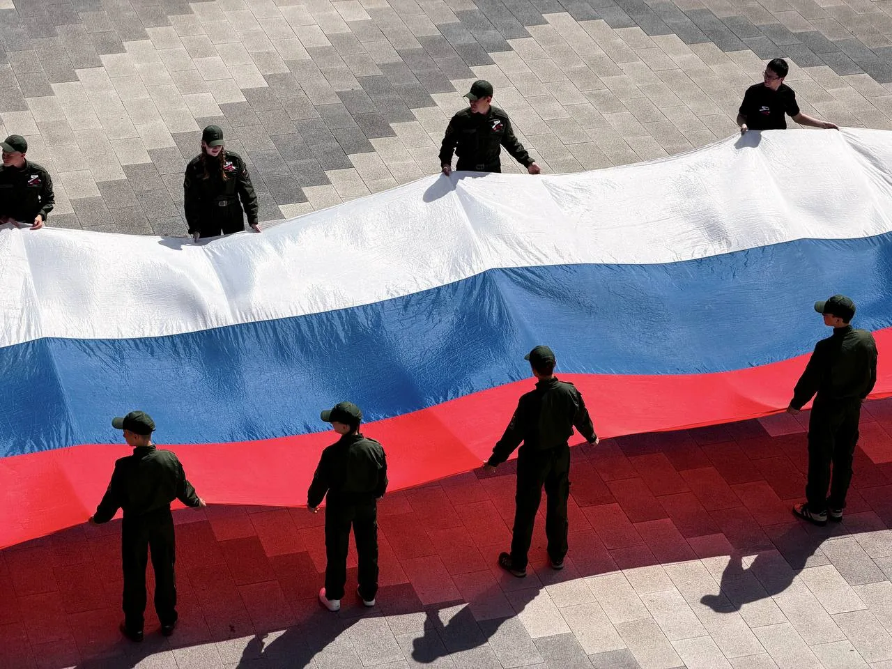 С Днём России!

В честь праздника на площади Центрального парка культуры и отдыха мы совместно с Вол
