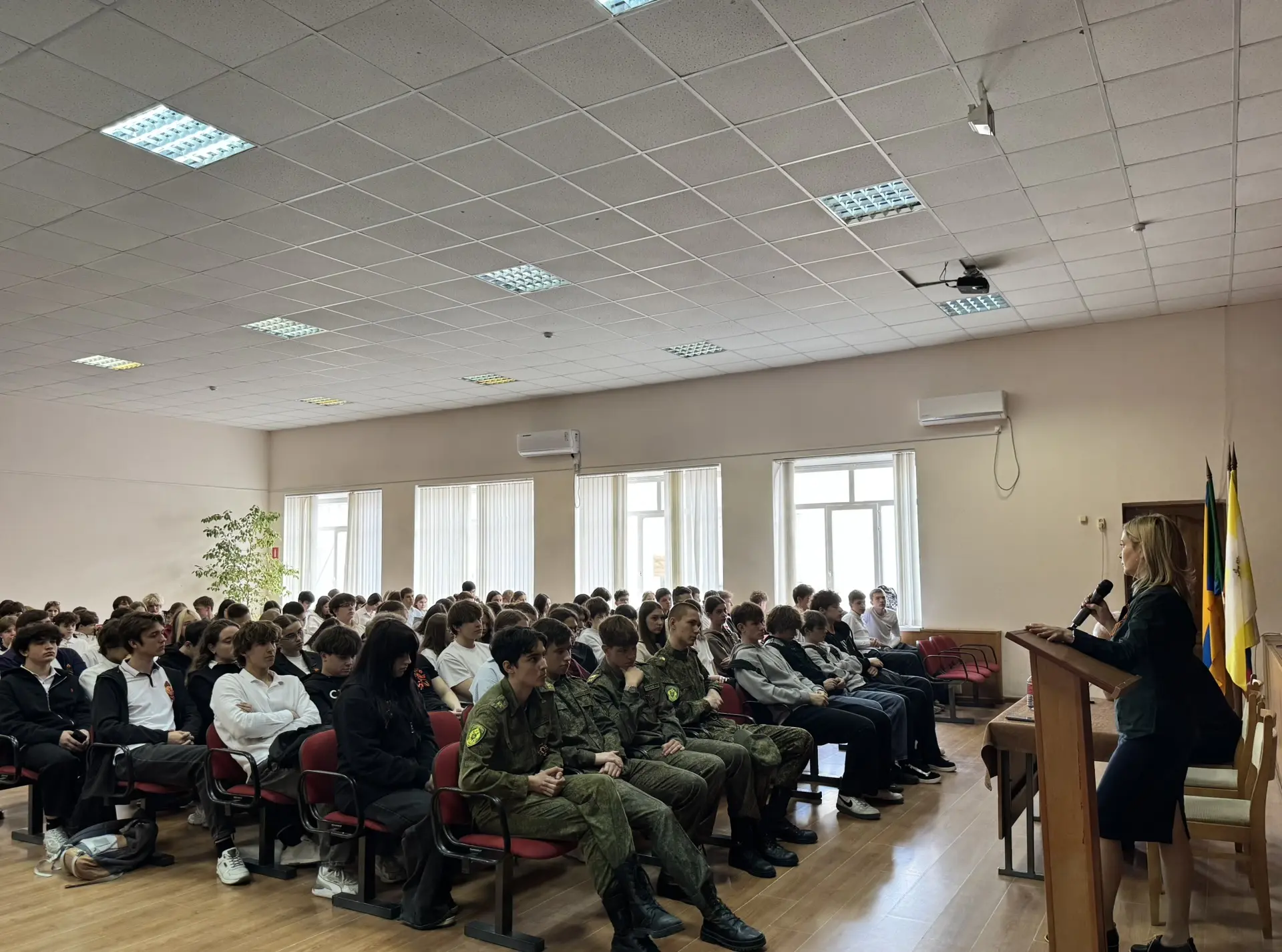 🗓️ В средней школе №18 состоялась важная встреча для обучающихся 8-11 классов, организованная с цель