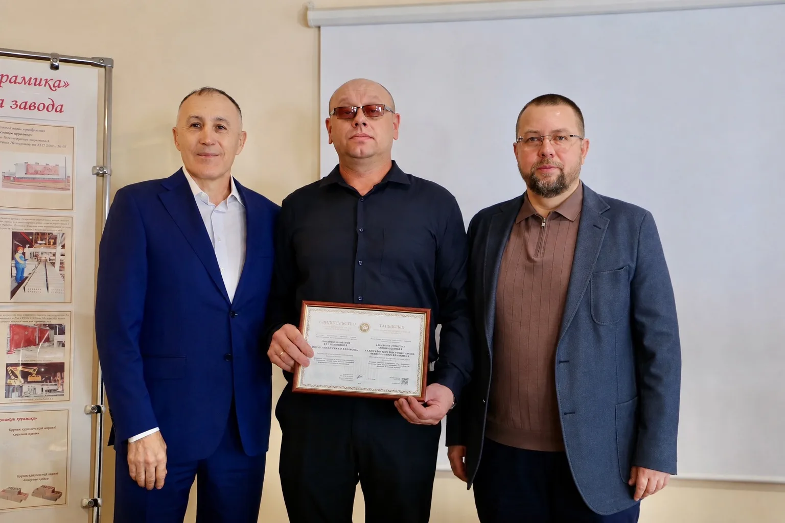 В Алексеевском районе продолжают вручать сертификаты Электронной доски почёта Республик...