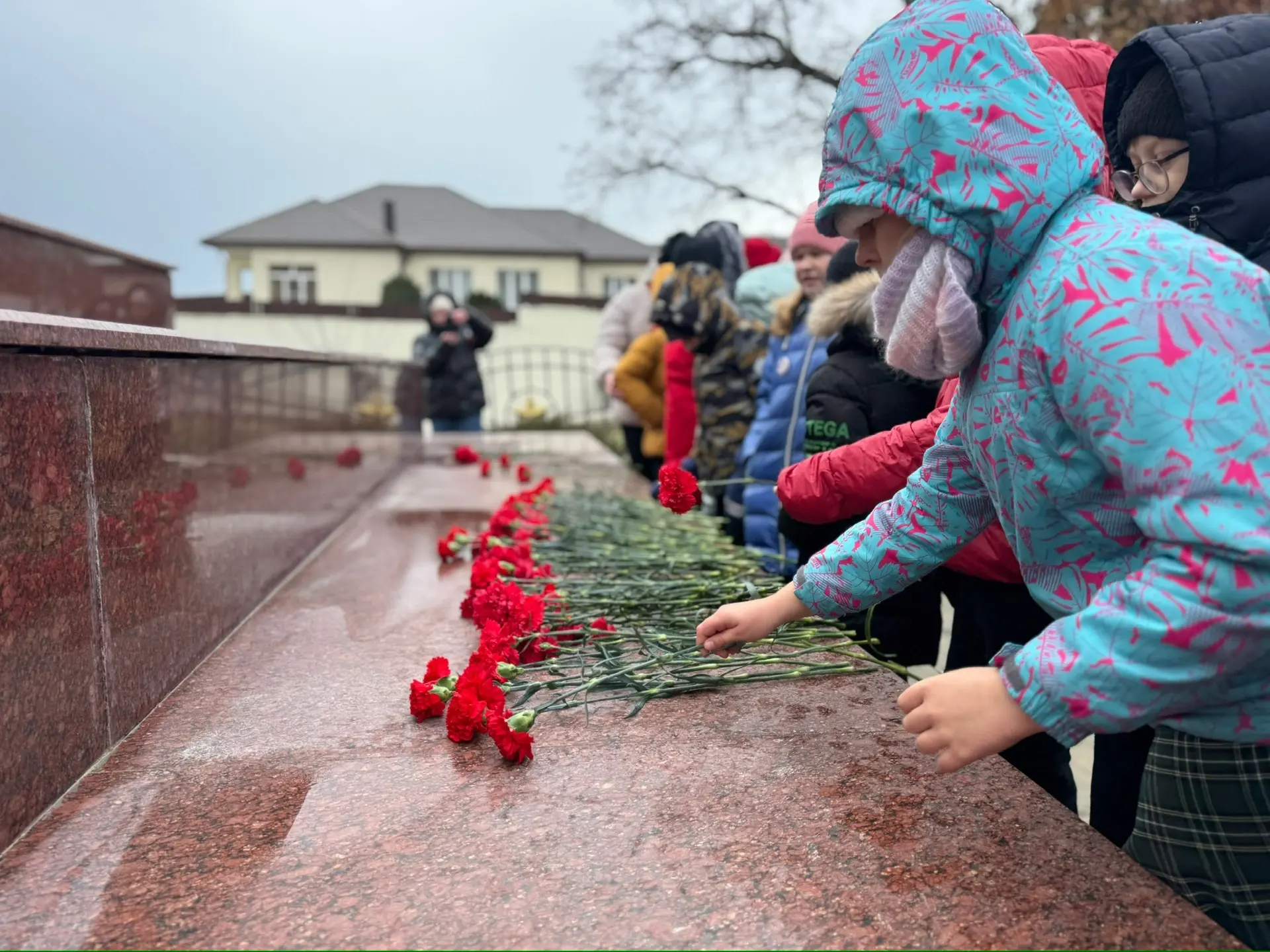ВОЗЛОЖЕНИЕ ЦВЕТОВ 🌹🙏🏼   Учащиеся 9«Б» класса в составе Федерации Бокса, вместе с депутатом VIII созы