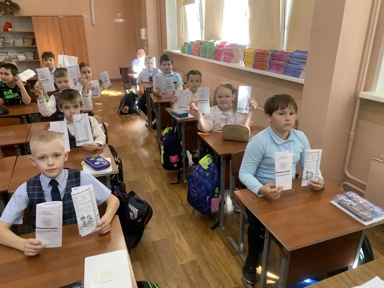 В преддверии летних каникул, 25 мая, во 2 «В» классе прошёл классный час на тему «Безопасное лето». 