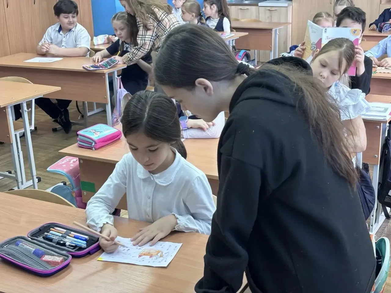ОРЛЯТА РОССИИ🇷🇺  📚В рамках внеурочной деятельности «Орлята России» в 1 «В» классе наставники из 6 «З