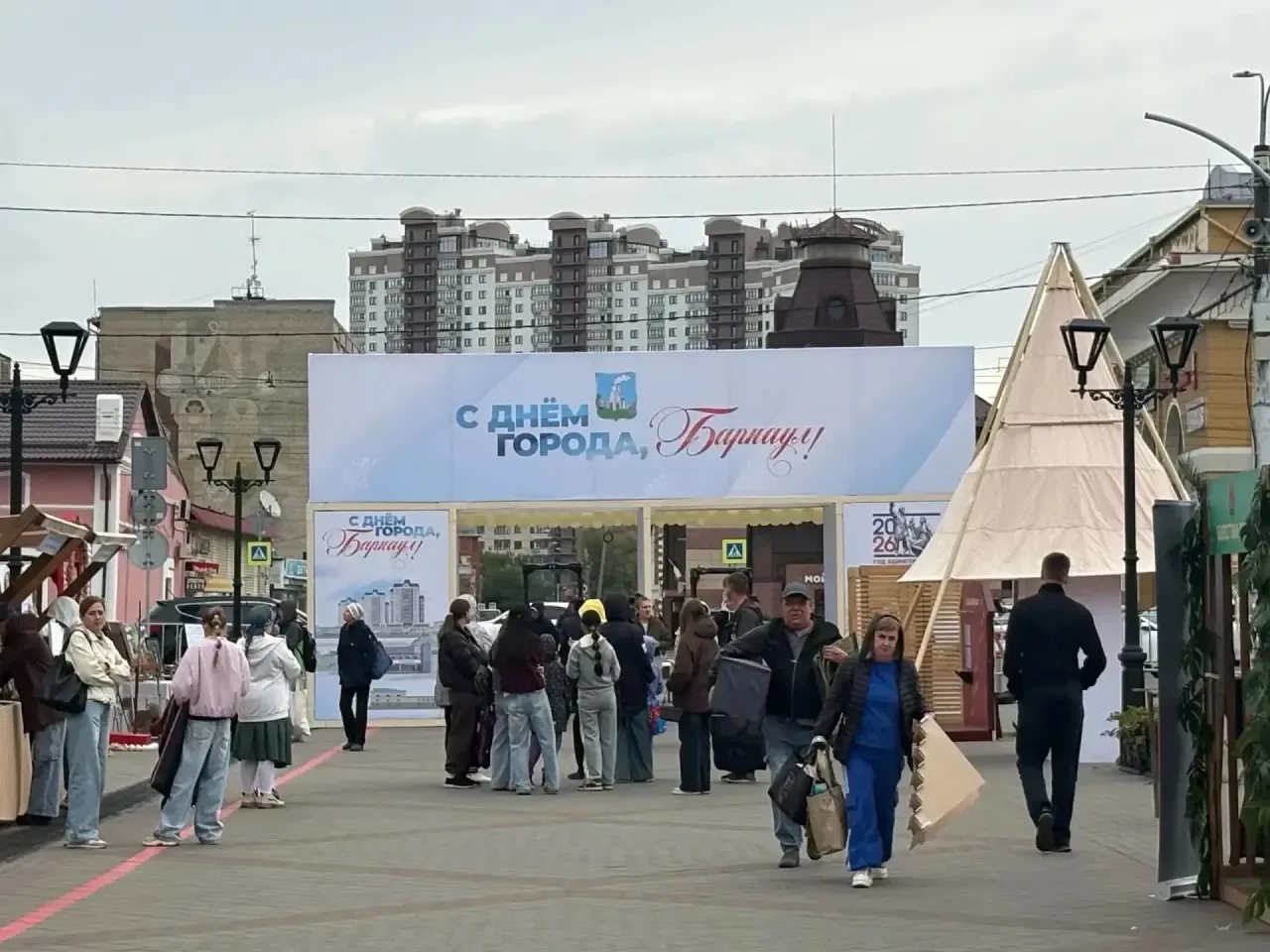 Вячеслав Франк и Галина Буевич поздравили барнаульцев с Днем города