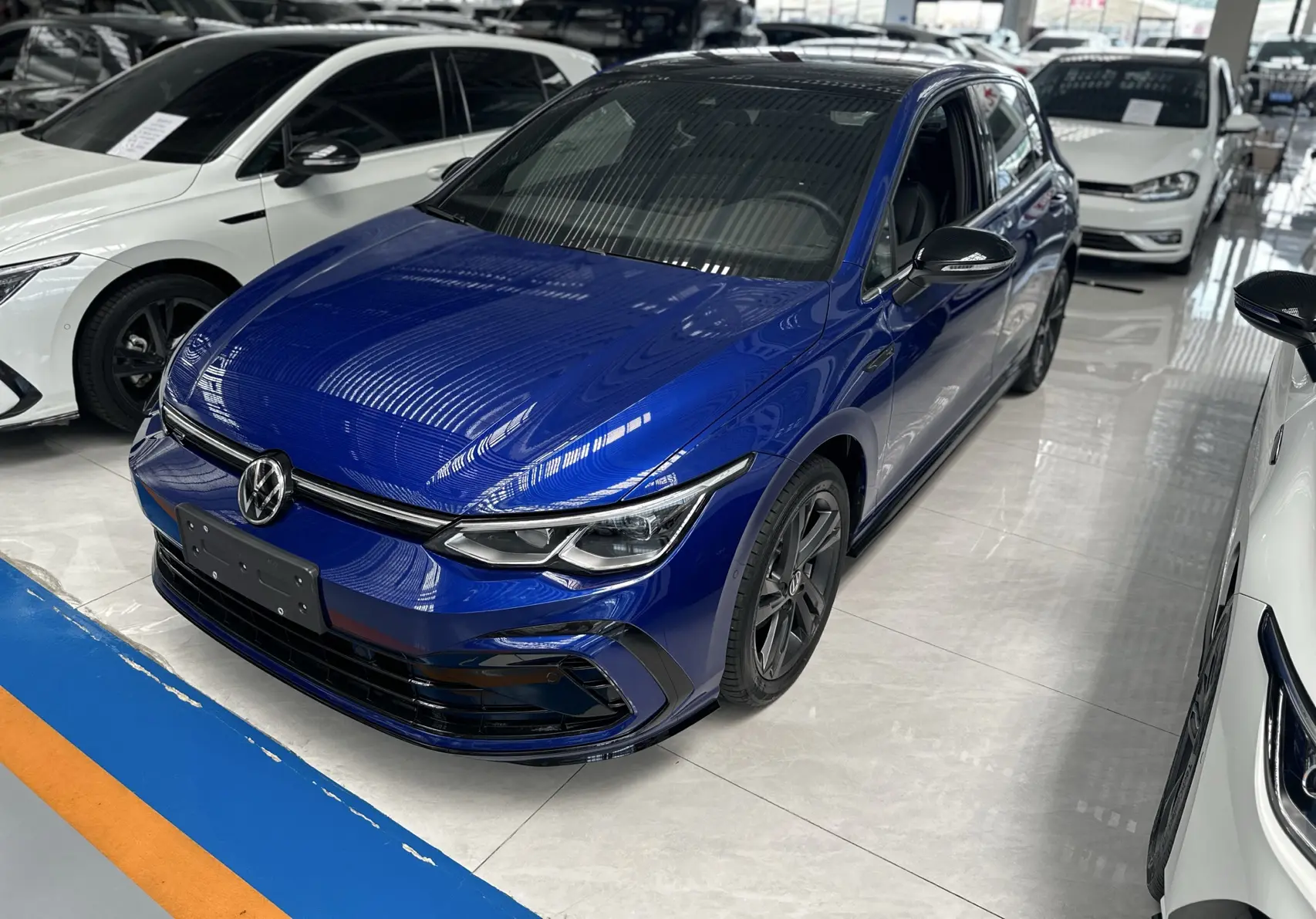 Volkswagen Golf 1.4 150 лс
R-Line
Робот, передний привод.
Левый руль ☝️

Без окрашенных элементов, м