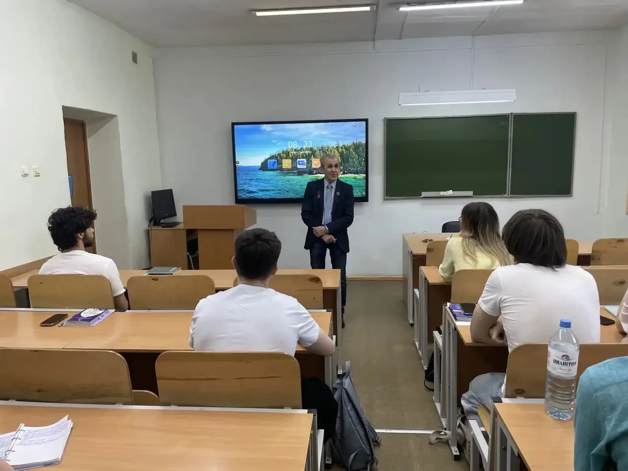 Перед студентами Института государственного и международного права выступил ветеран вое...
