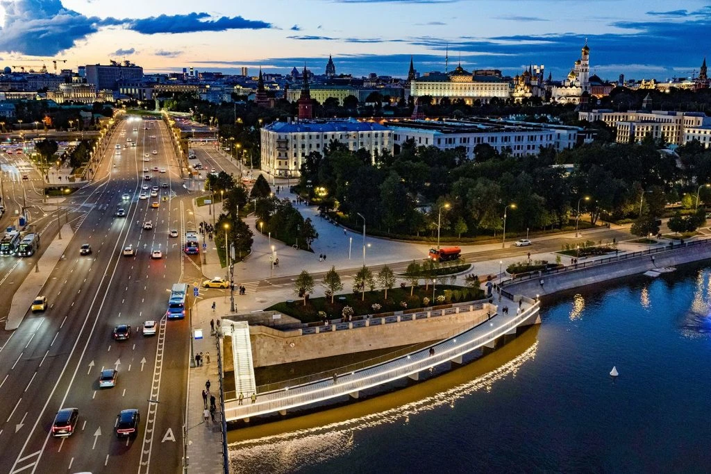 Открылся пешеходный мост на Болотной набережной в центре столицы