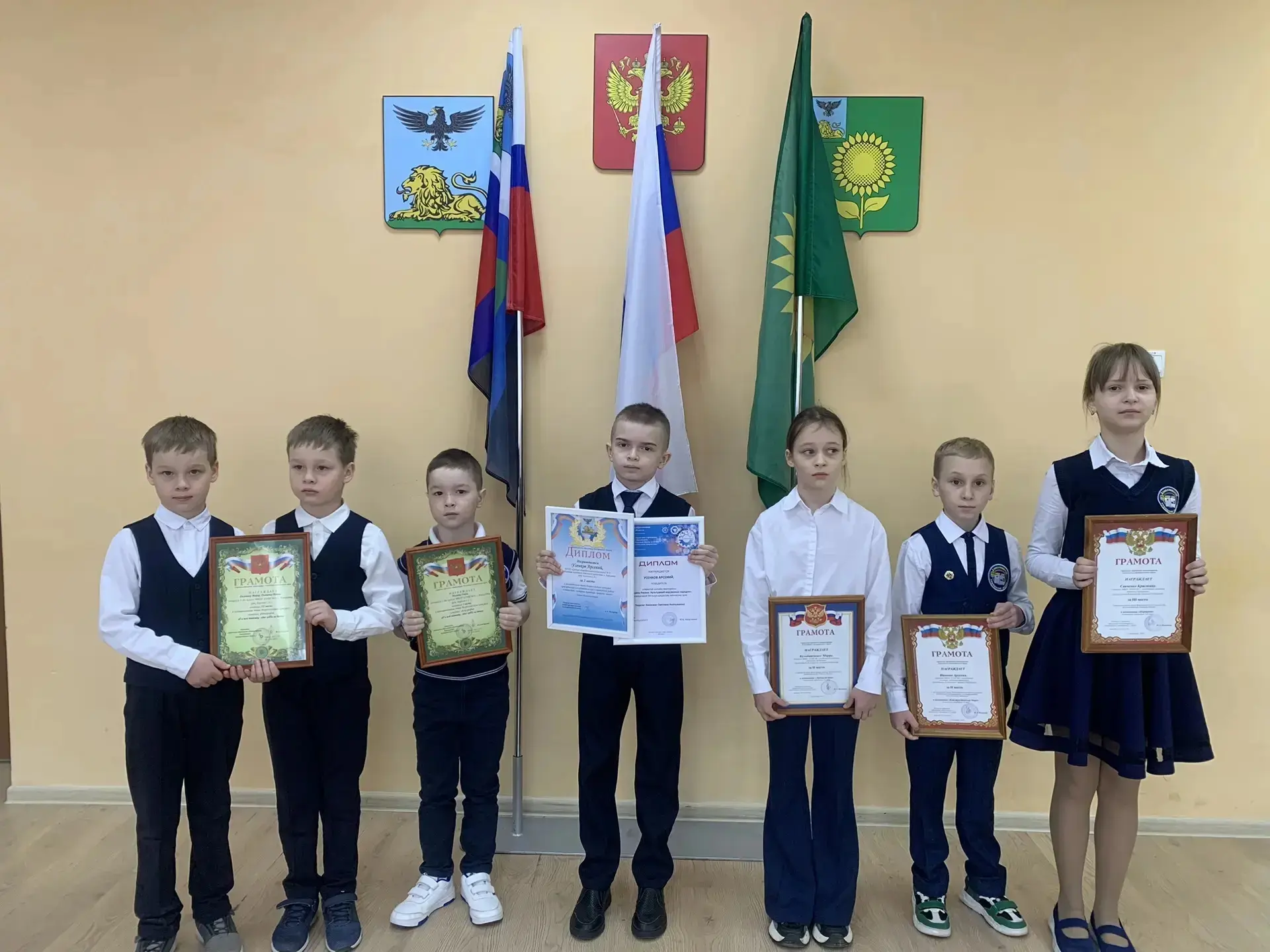 🇷🇺🇷🇺🇷🇺13 апреля состоялась торжественная линейка, посвящённая поднятию флага РФ.  🎓Почётное право по
