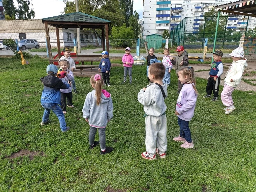 На улице дети группы «Дюймовочка» 🧚играли в подвижные игры: «Горячая картошка🥔», «Съедобное😋—несъ