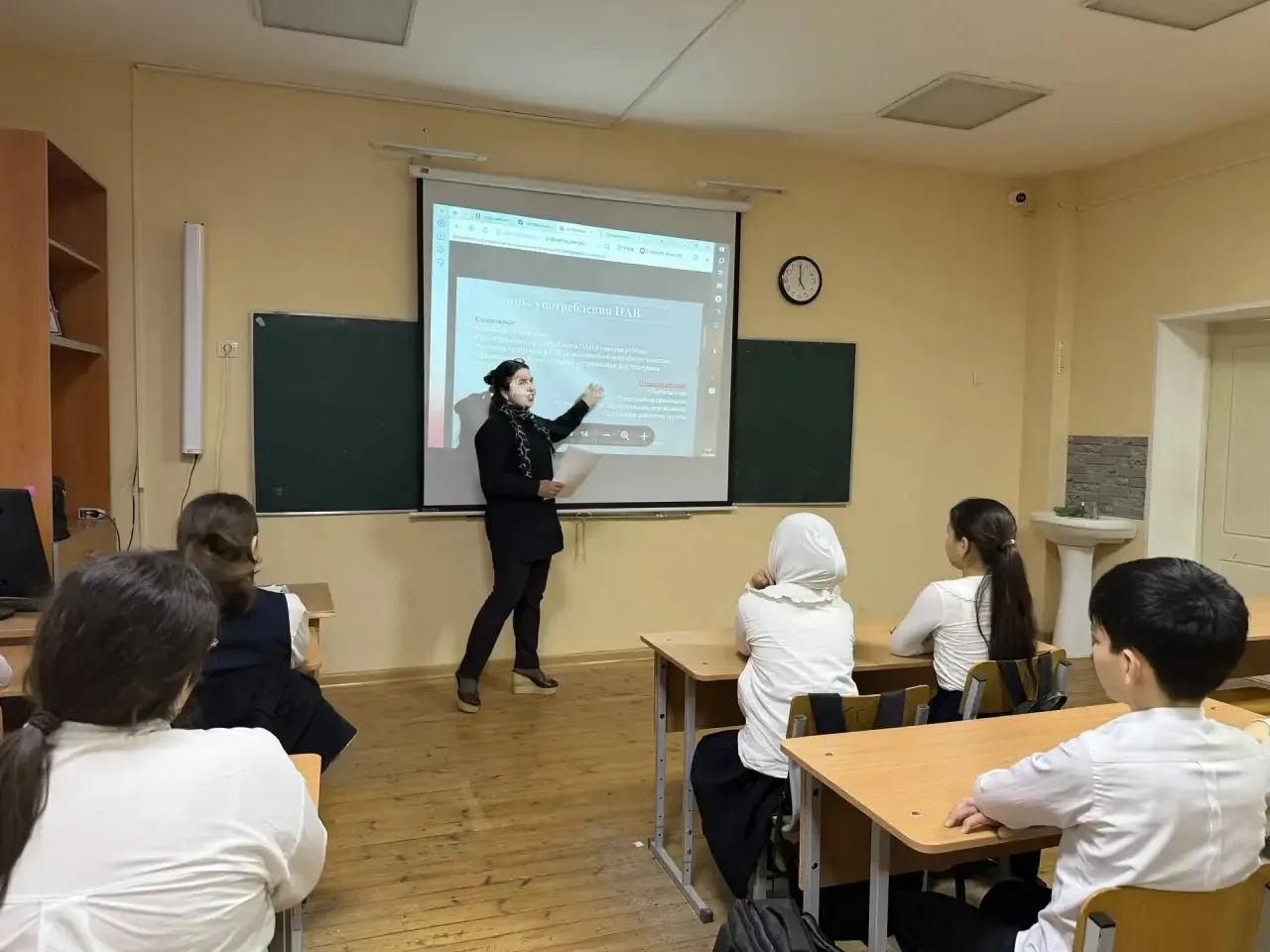 В школе прошли классные часы  «Последствия употребления ПАВ», целью которого стало приучение обучающ