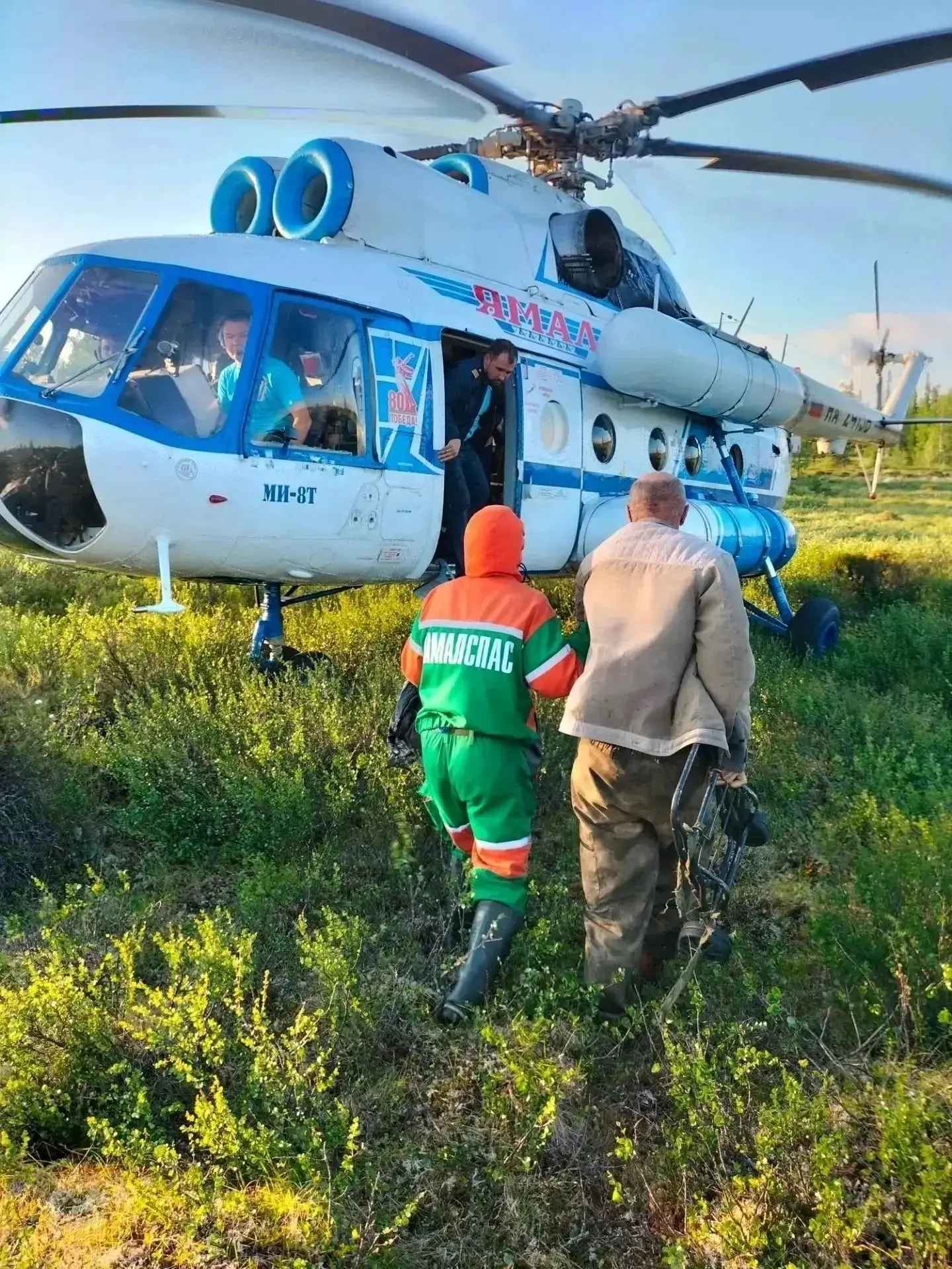 В Надымском районе спасатели вытащили из тундры потерявшегося мужчину.

Днём 22 июня в «Ямалспас» по
