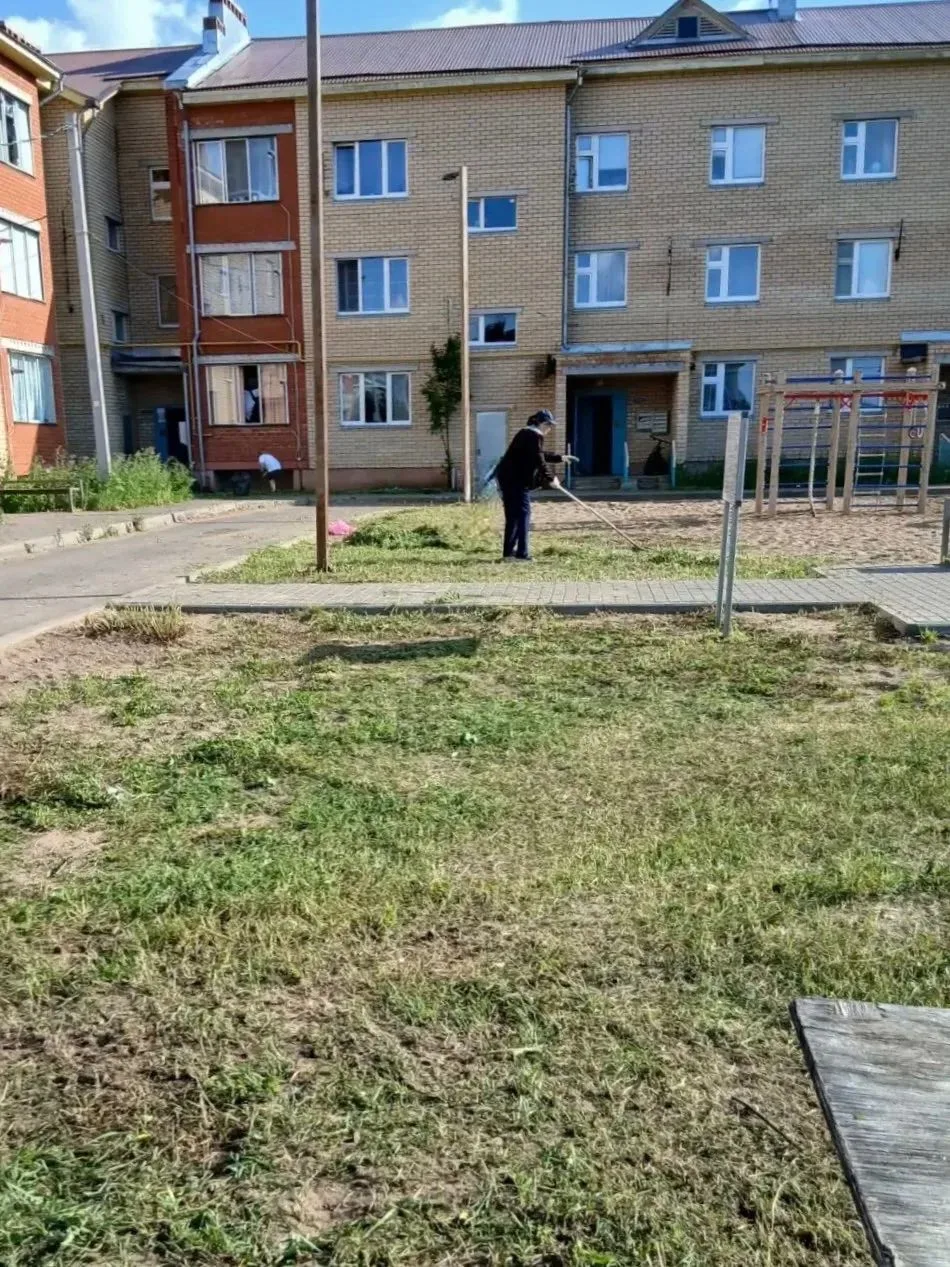 Авзалов урамындагы 1б номерлы күпфатирлы йортның инициатив төркеме ишегалдында тәртип урнаштырган: б