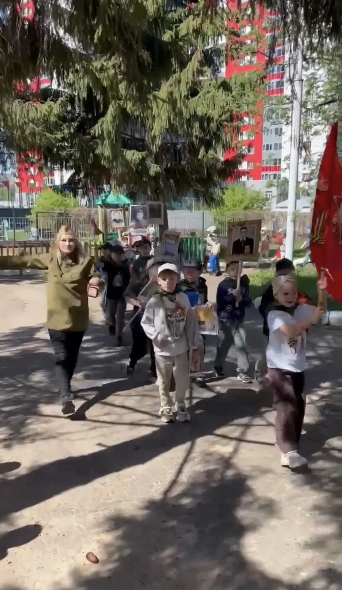 Наша эстафета памяти не заканчивается, провели внутри сада шествие «Бессмертный полк».