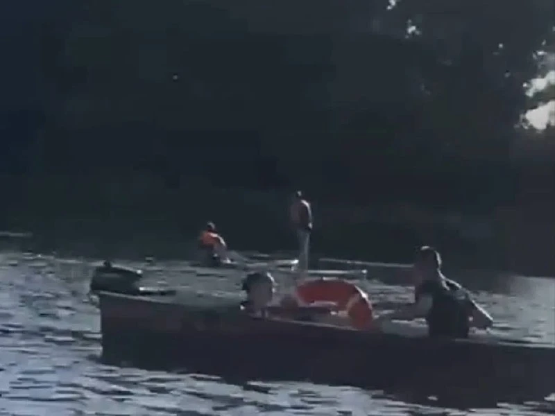 Девочку спасли из воды на пляже «Подзеленье». 

Она плавала и запаниковала. На девочку обратил внима
