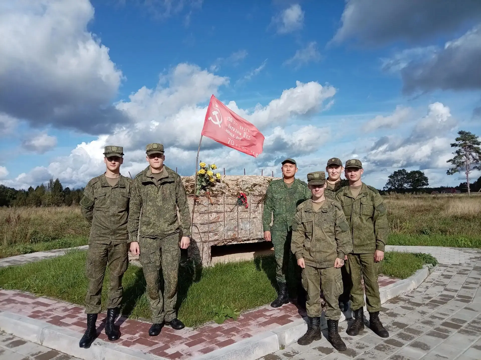Группа военнослужащих Российской армии посетила Сычёвский музей и совершила экскурсию н...