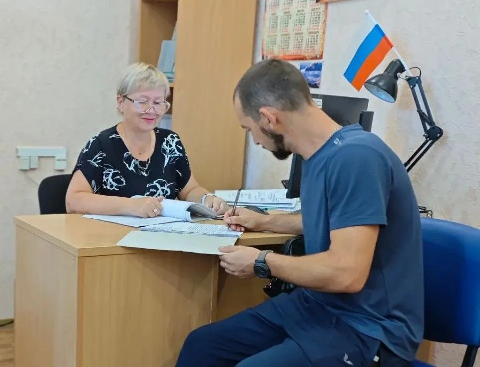 Специалисты филиала № 6 ГКУ ЛНР «РЦСЗН» в г. Стаханове продолжают приём заявлений на ко...