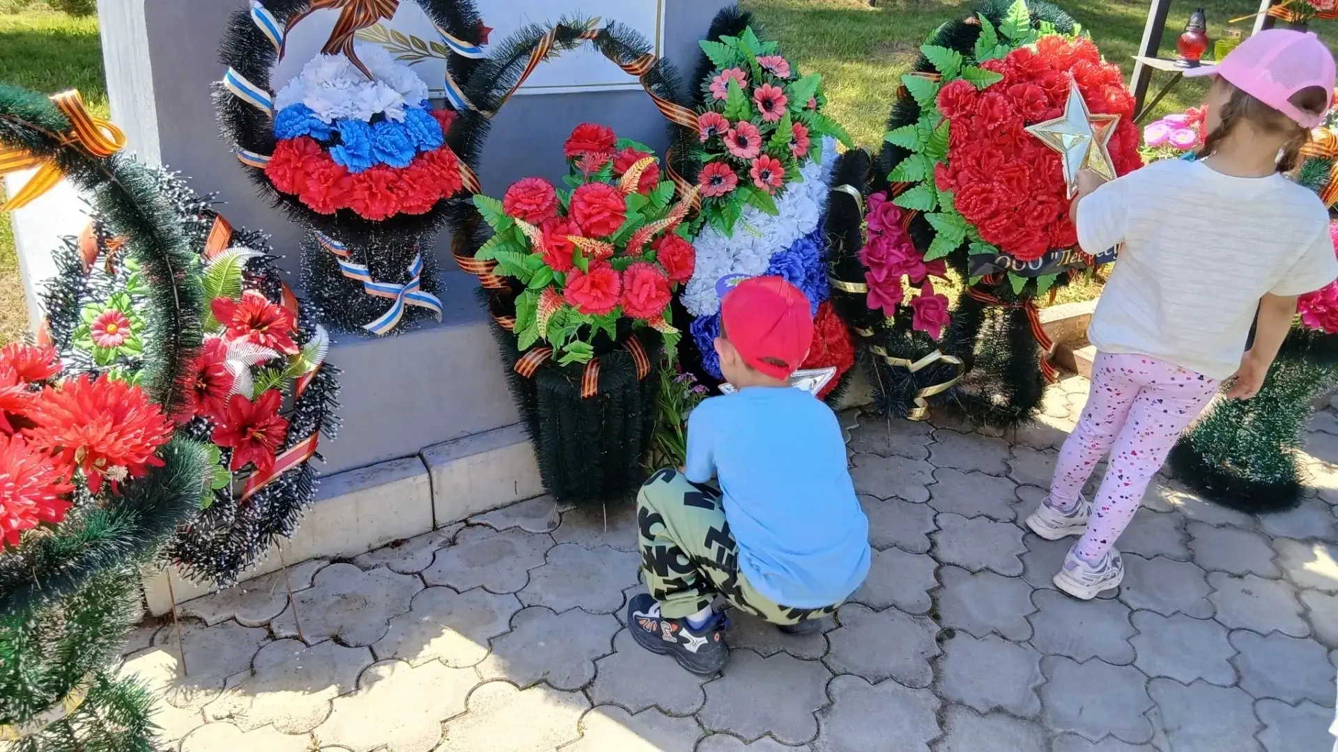 Сегодня 22 иня, ребята средней группы с особым трепетом создавали свои "Свечи памяти".Бумага, клей, 