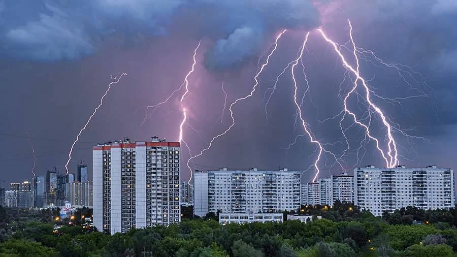 ⛈️ Предупреждение Гидрометцентра о грозе в столице действует до 21:00.