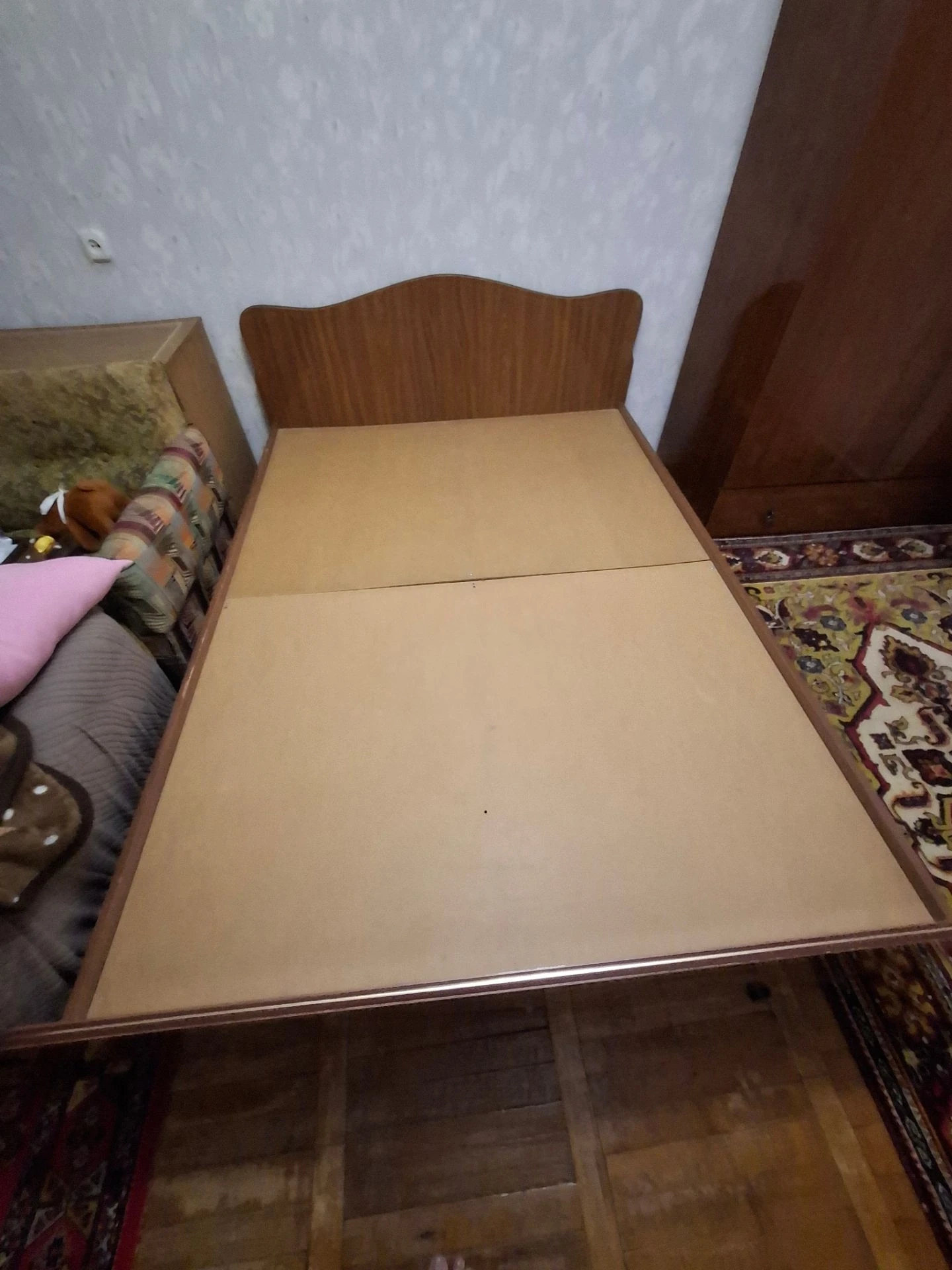 Отдам кровать,размер 160*195 . 89880730308