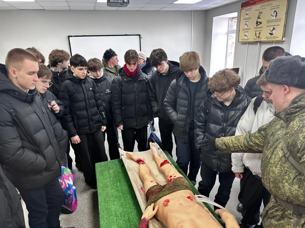 🪖Альтернативная служба и её польза.   🎖️12 февраля 2026 года обучающиеся  10б и 10в классов посетили