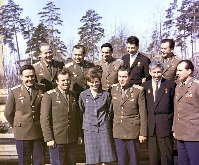 Coвeтcкие космонавты Комаров, Гагарин, Терешкова, Николаев, Феоктиcтов, Бeляев, в веpxнем ряду - Лео