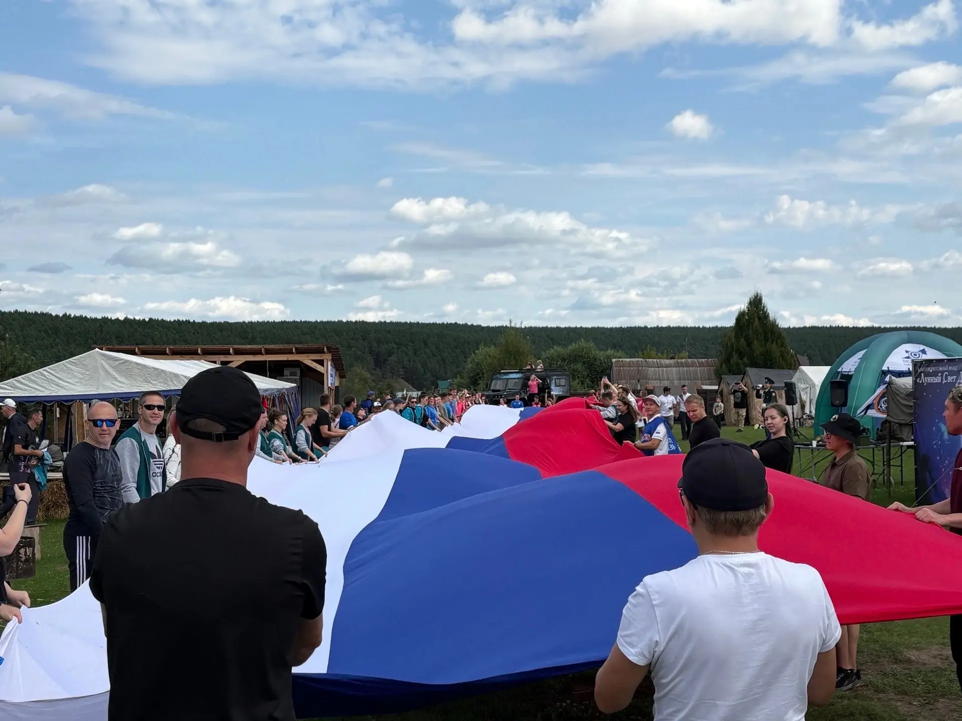 🇷🇺 В Каменске-Уральском развернули 50-метровый российский флаг