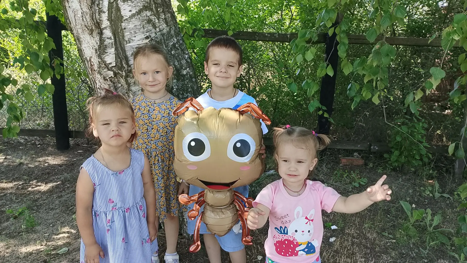 🐜  Сегодня к нашим маленьким друзьям в гости пришел самый настоящий муравьишка!

 🐜 Он решил побли