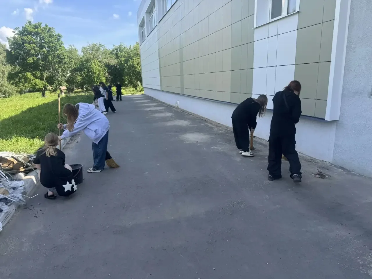 🌎Чистый двор — общее дело! 🌿🧹
☀️Летние каникулы — это не только время отдыха, но и отличная возмо