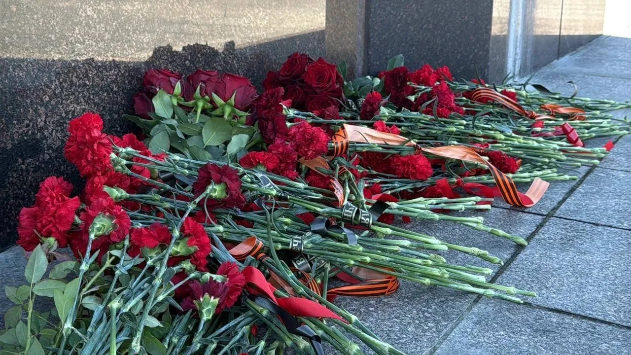 В День освобождения Мариуполя активисты Молодой Гвардии возложили цветы к стеле «Мариуп...