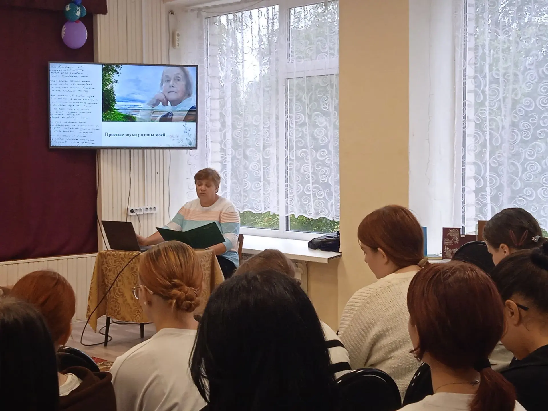 Сегодня для учащихся 8-11 классов Елена Анатольевна Лаврова провела литературный час по...