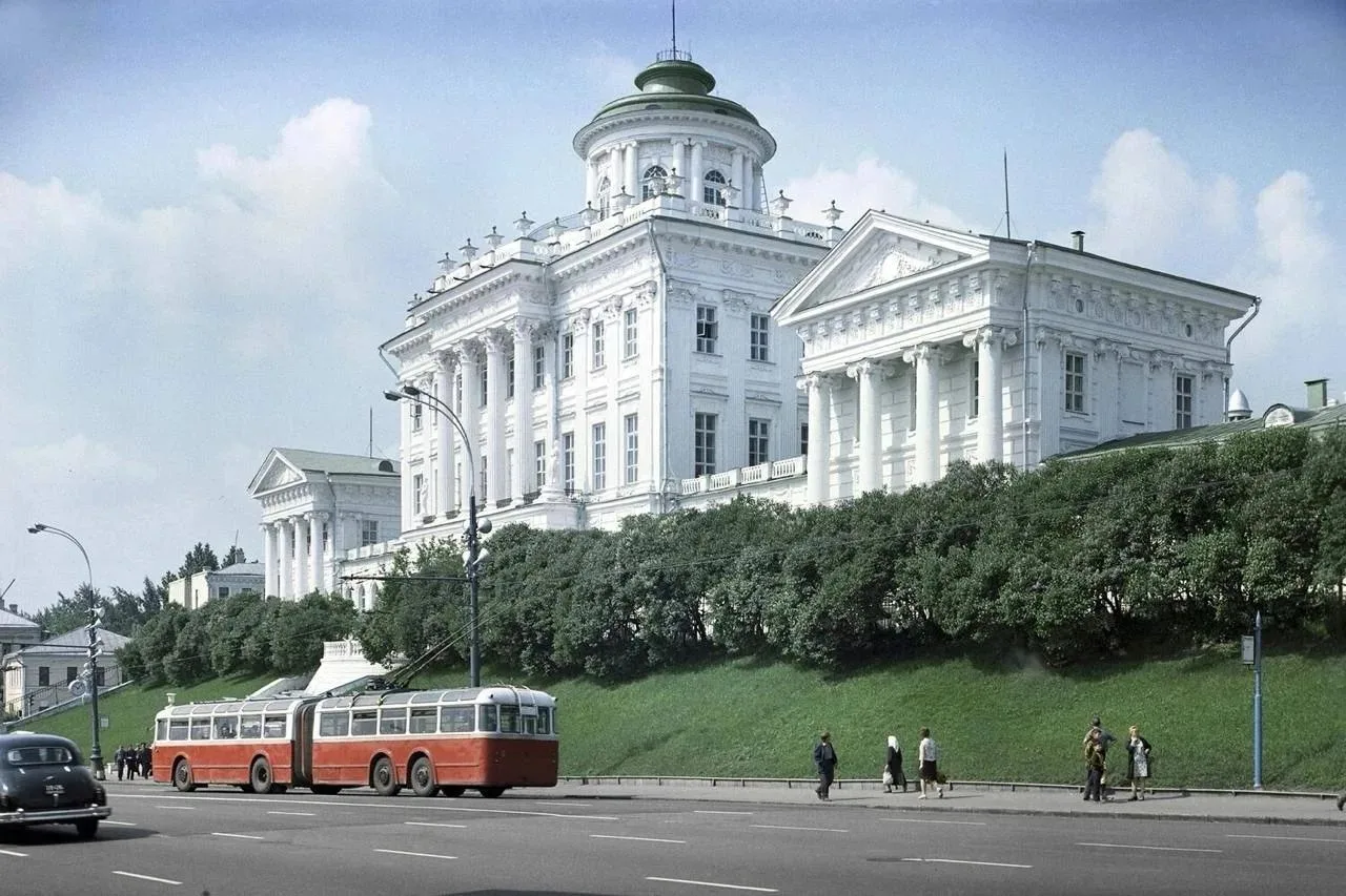 Троллейбус на фоне Дома Пашкова. проспект Маркса, 1972 год.