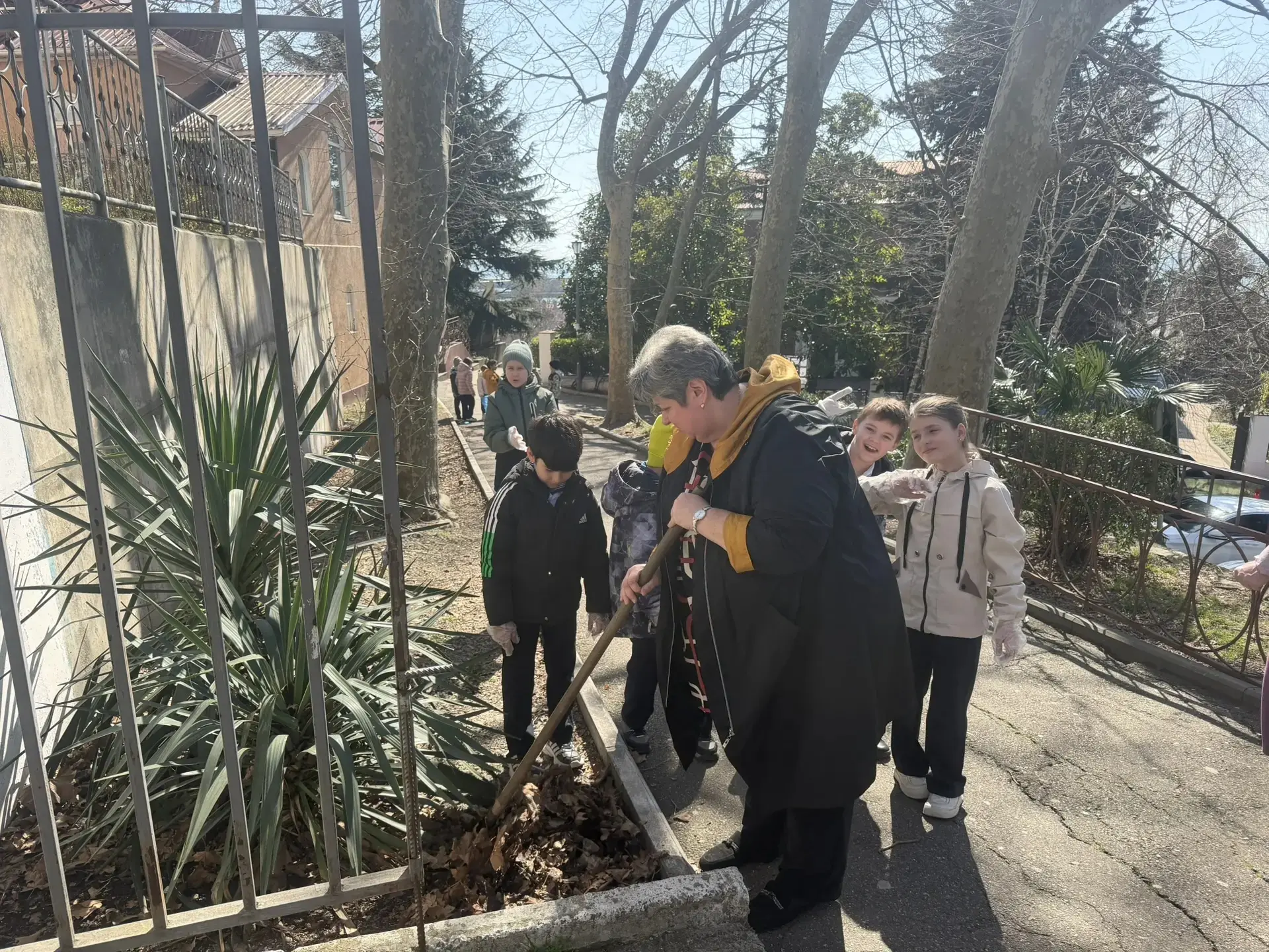 🧑‍🏫Труд, забота и экология: «Зелёный шаг» наших Первых! 🧹🌱  Сегодняшний день в нашей школе прошёл по