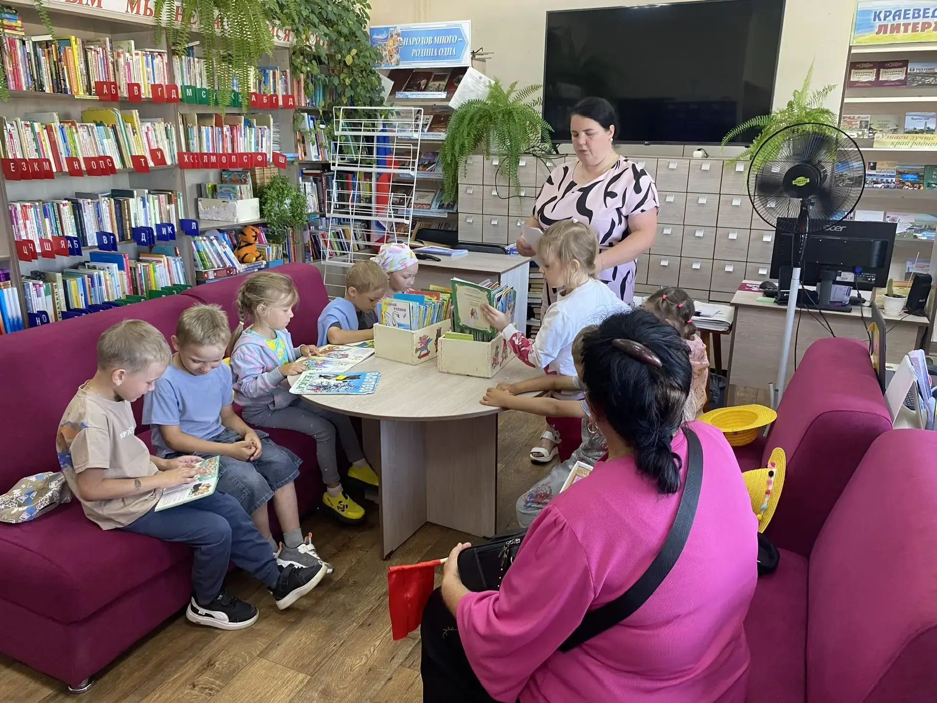 🎒По родному краю с рюкзаком шагаю. 

Сегодня дети старшей группы  побывали на экскурсии в Порецкой 
