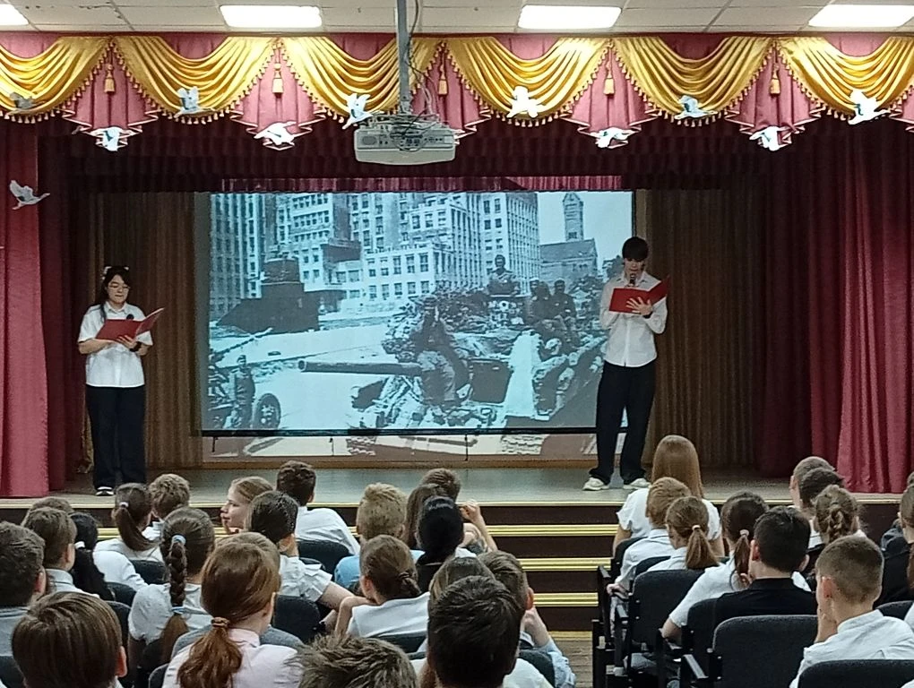 Урок мужества с торжественной линейкой и  проведением акции "Портреты Победы" прошел сегодня, 4 мая,