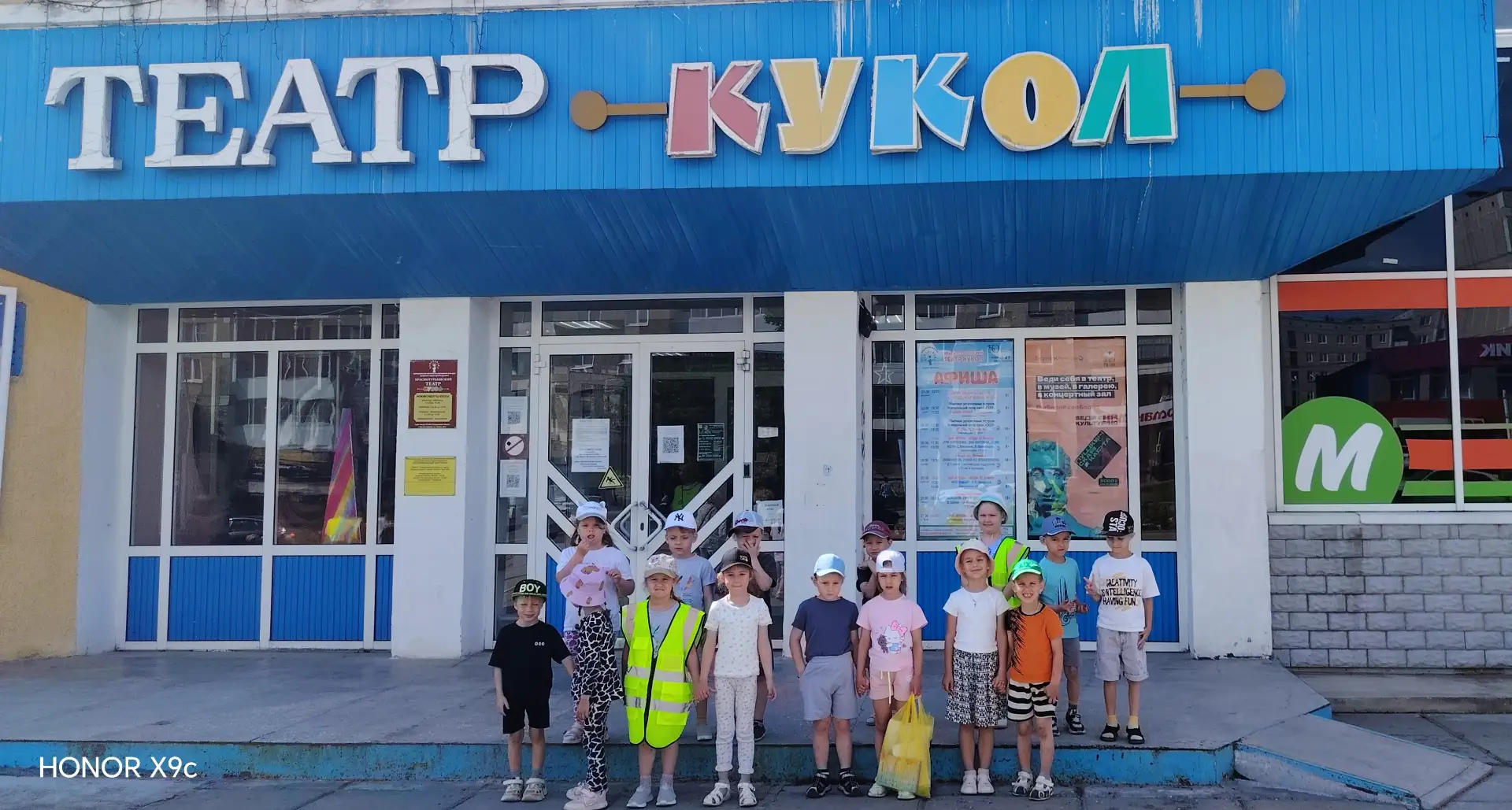 Воспитанники старших групп детского сада вновь погрузились в волшебный мир театра, посетив городской