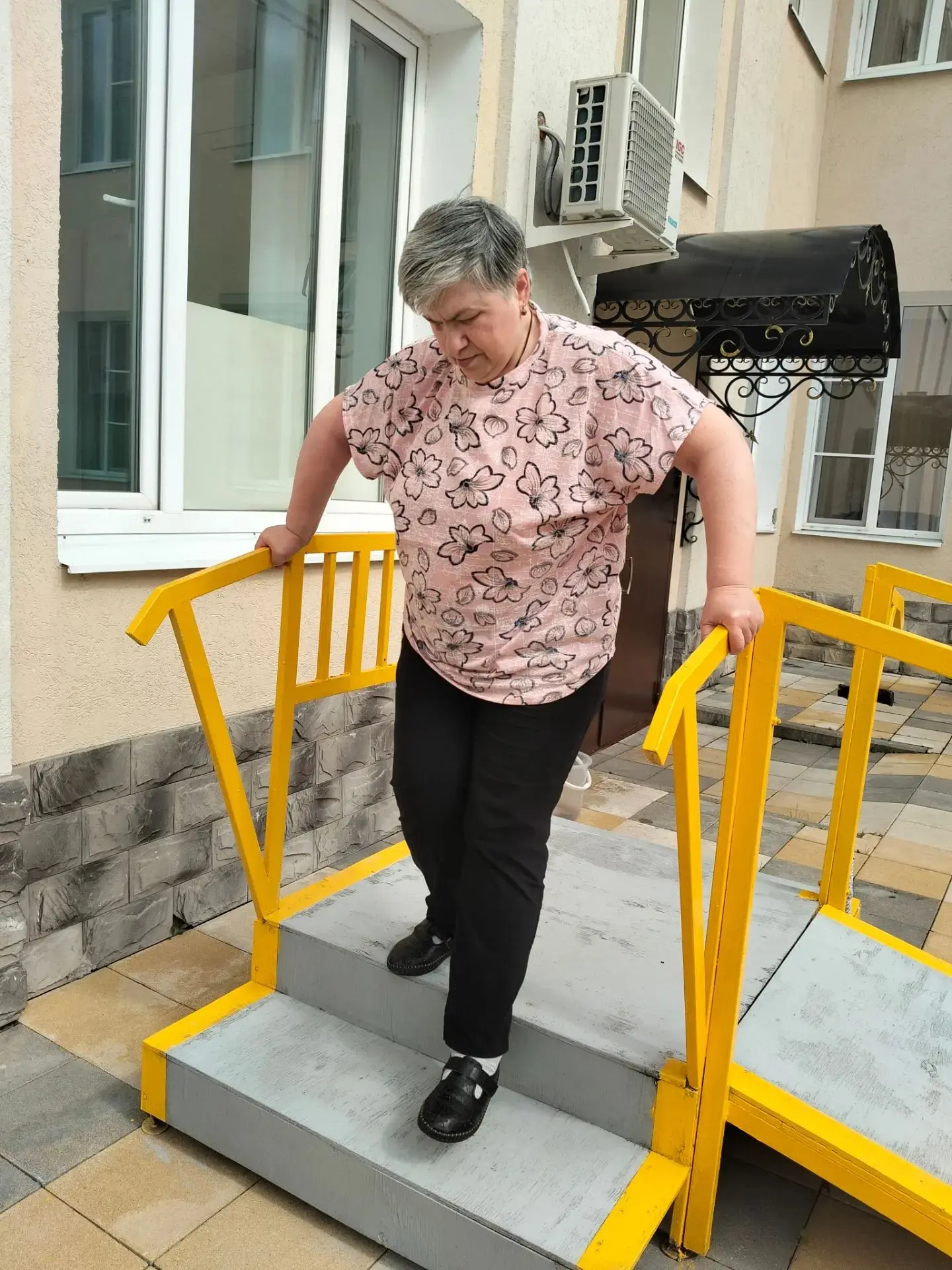 Каждый шаг — снова учиться жить. 🚶