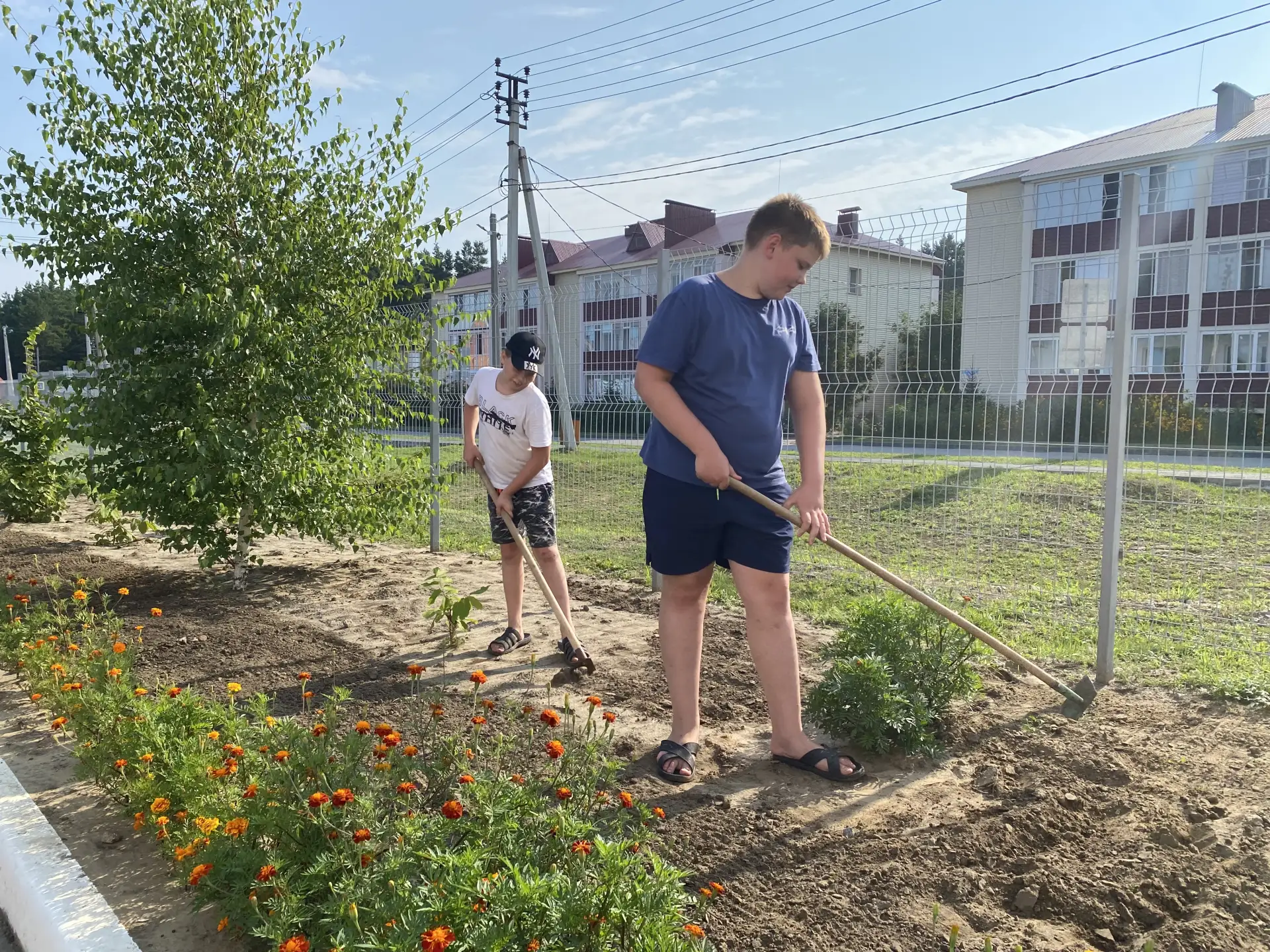 🇷🇺ТРУДОВОЕ ВОСПИТАНИЕ🇷🇺
🌱Ученики Кетовской школы продолжают работу по благоустройству территори