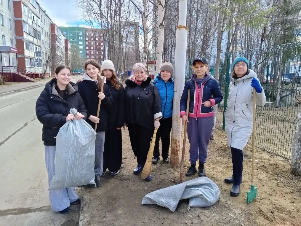 Сегодня, 8 мая 2026 года, в школе прошёл майский субботник по уборке пришкольной территории, в котор
