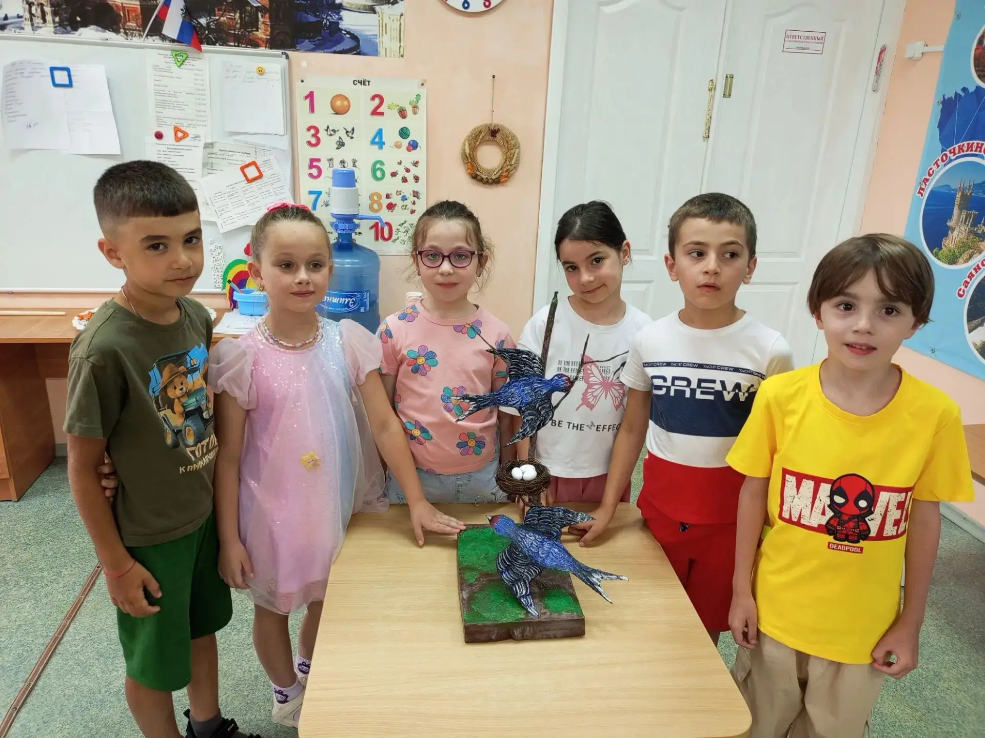 Дети первой подготовительной группы прощаются с любимым детским садом «Ласточка». На па...
