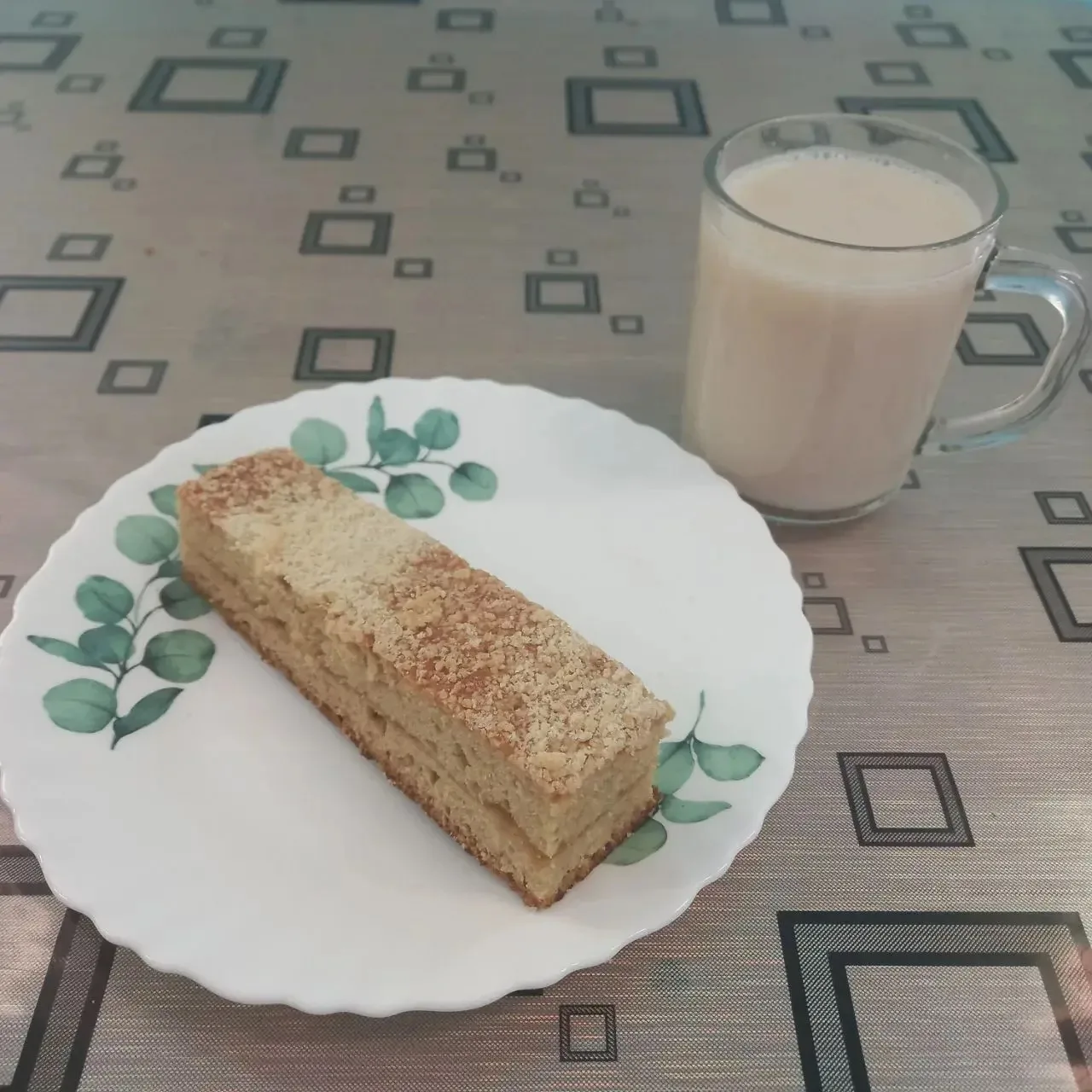 На полдник песочная полоска и чай с молоком 🙃