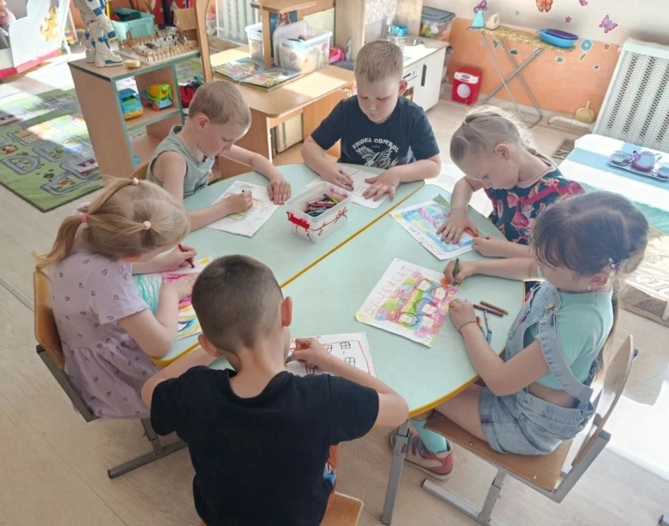 ✨Дети подготовительной группы "Морячки" в преддверии выпускного бала решили нарисовать ...