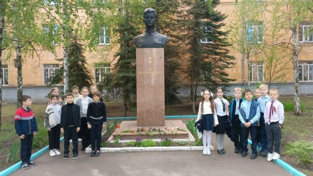 В этот День Победы мы отдаем дань уважения тем, кто ценой своей жизни завоевал для нас ...