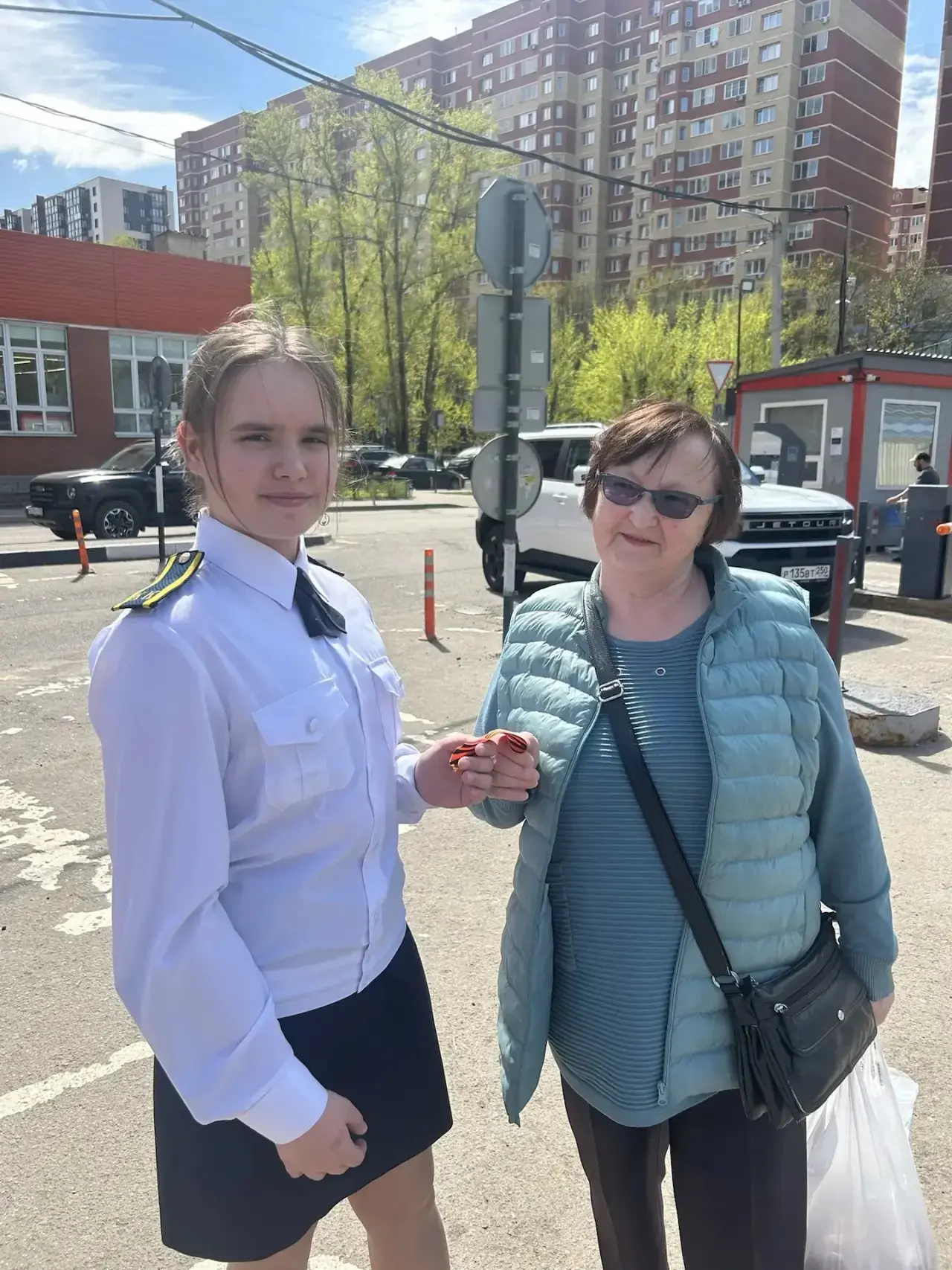 В рамках Недели Памяти в #школа17 кадеты,  в прямом смысле слова, вышли на улицы наших микрорайонов 