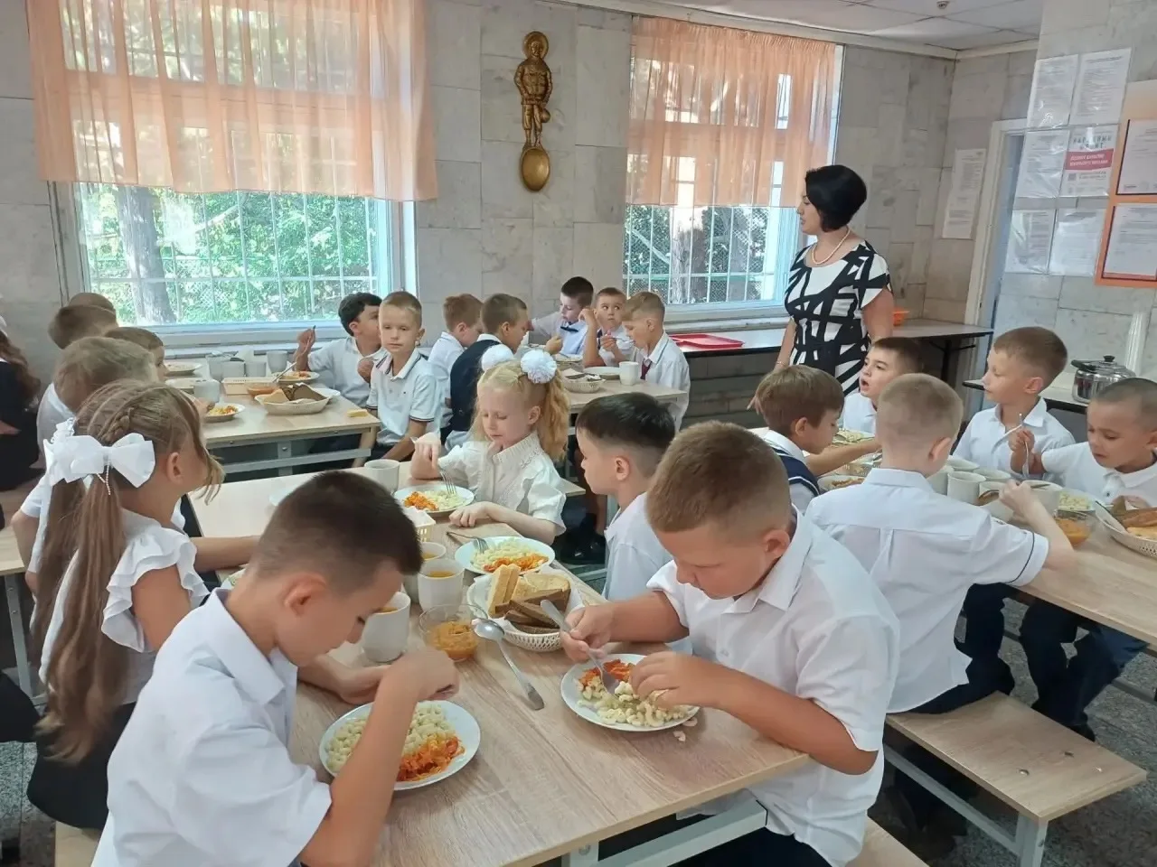 📚✨ 1 сентября, в День знаний, в нашей школе прошёл первый родительский контроль органи...