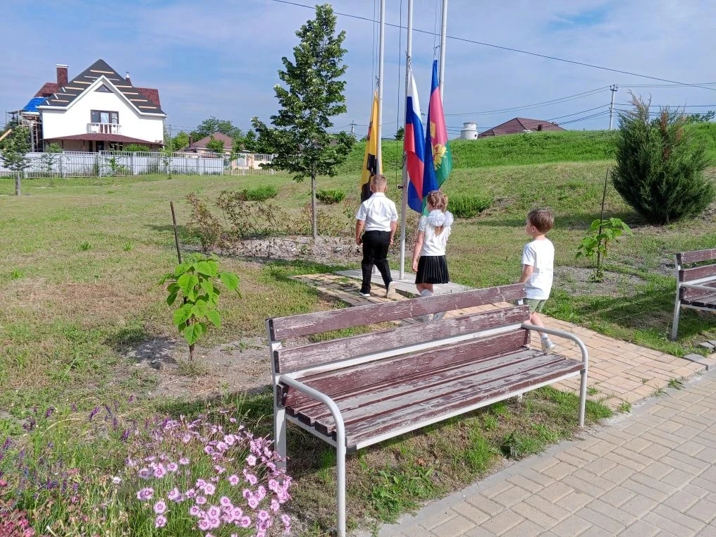 Начинаем новую неделю с поднятия флагов Российской Федерации, Краснодарского края и города-героя Нов