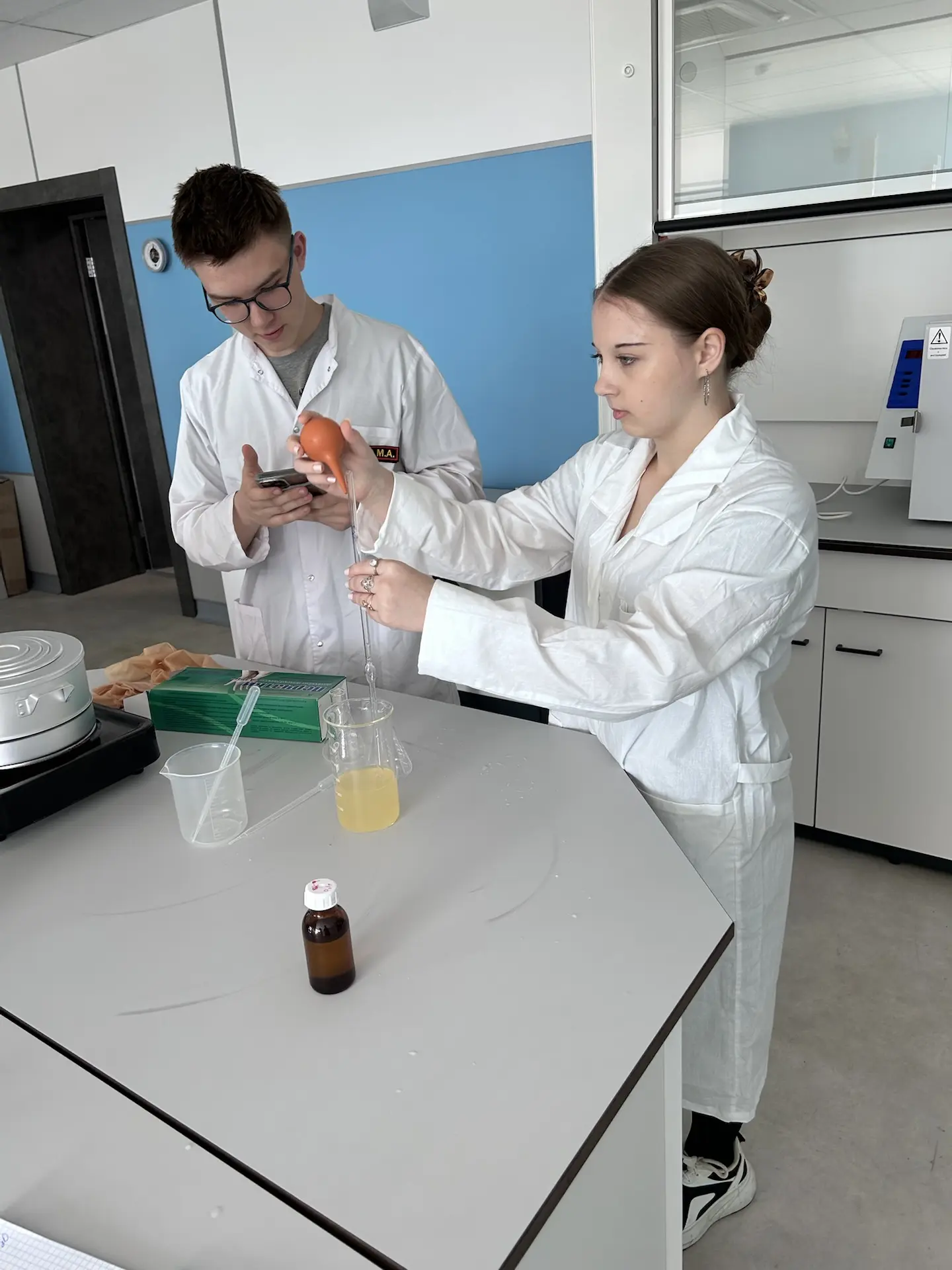 В Технополисе «Эра» прошёл заключительный интенсив по химии. 🧪🔬  Учащиеся познакомились с темой «Кис