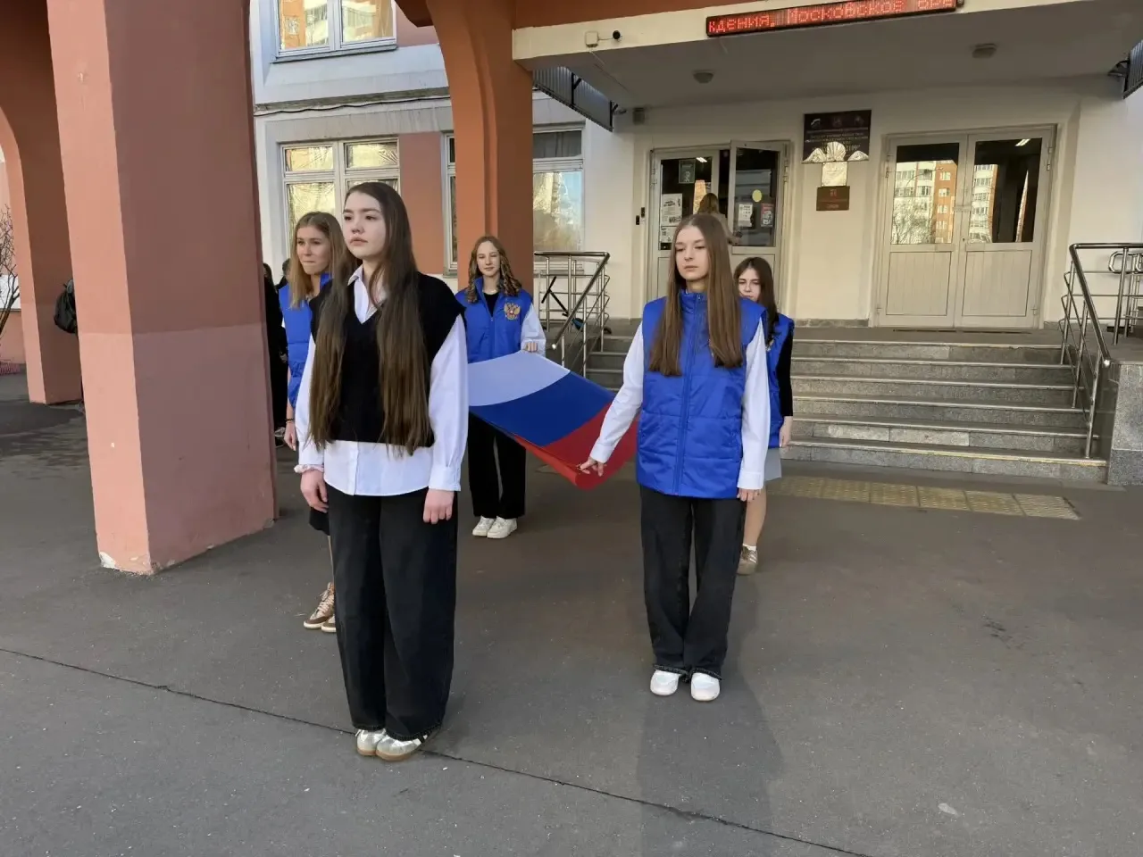 🇷🇺 Равнение на флаг!  Начинаем новую рабочую неделю с торжественной церемонии выноса Государственног