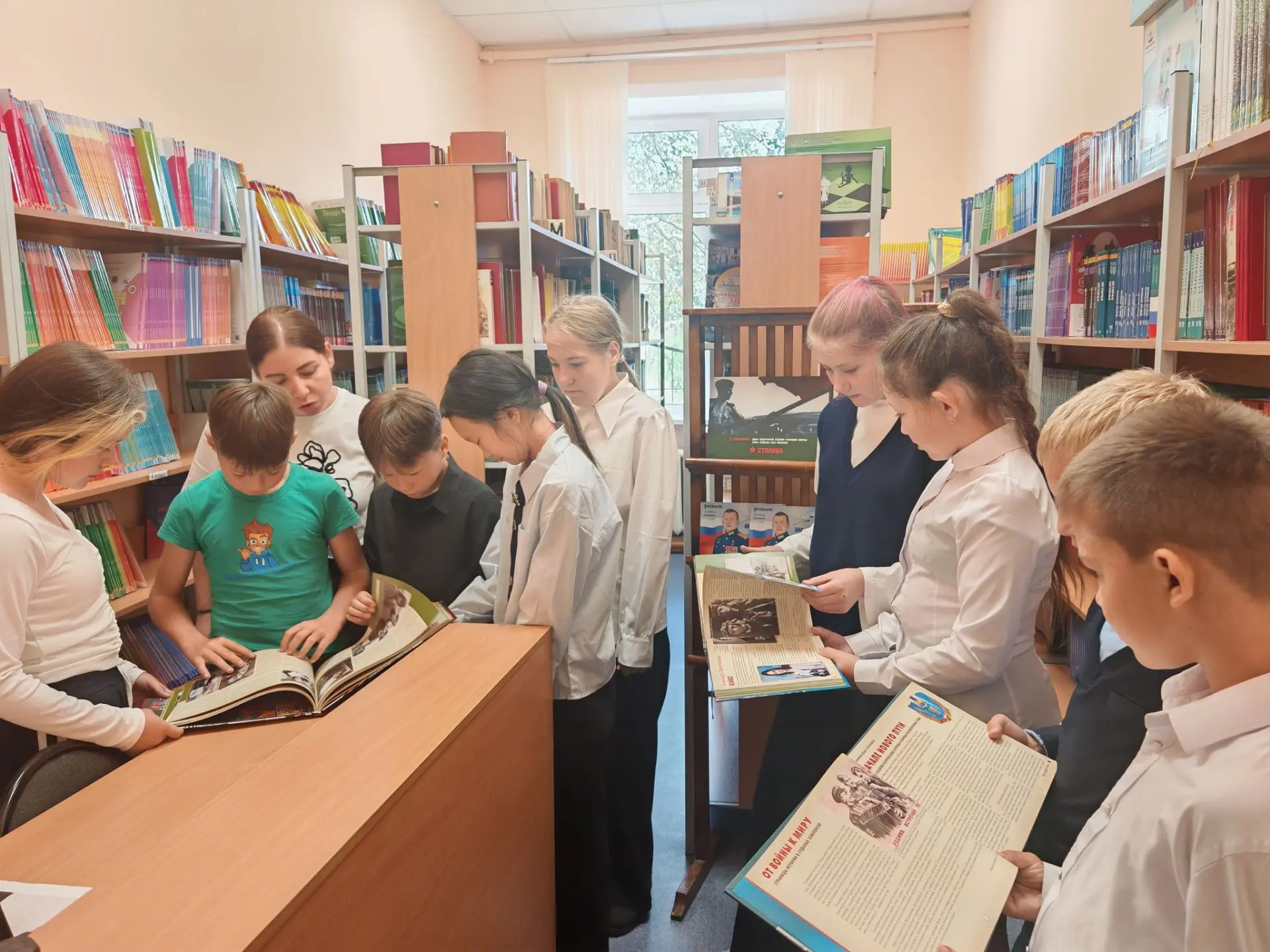 В школьной библиотеке прошёл патриотический час «Миру — мир!», посвящённый Дню освобожд...
