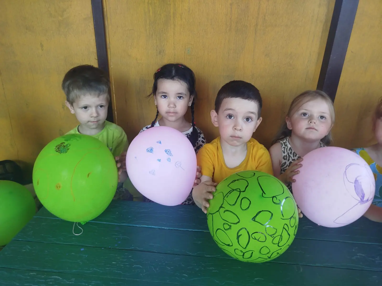 День воздушных шаров провели в средней группе.Разноцветные веселые шарики — всегда радость и праздни
