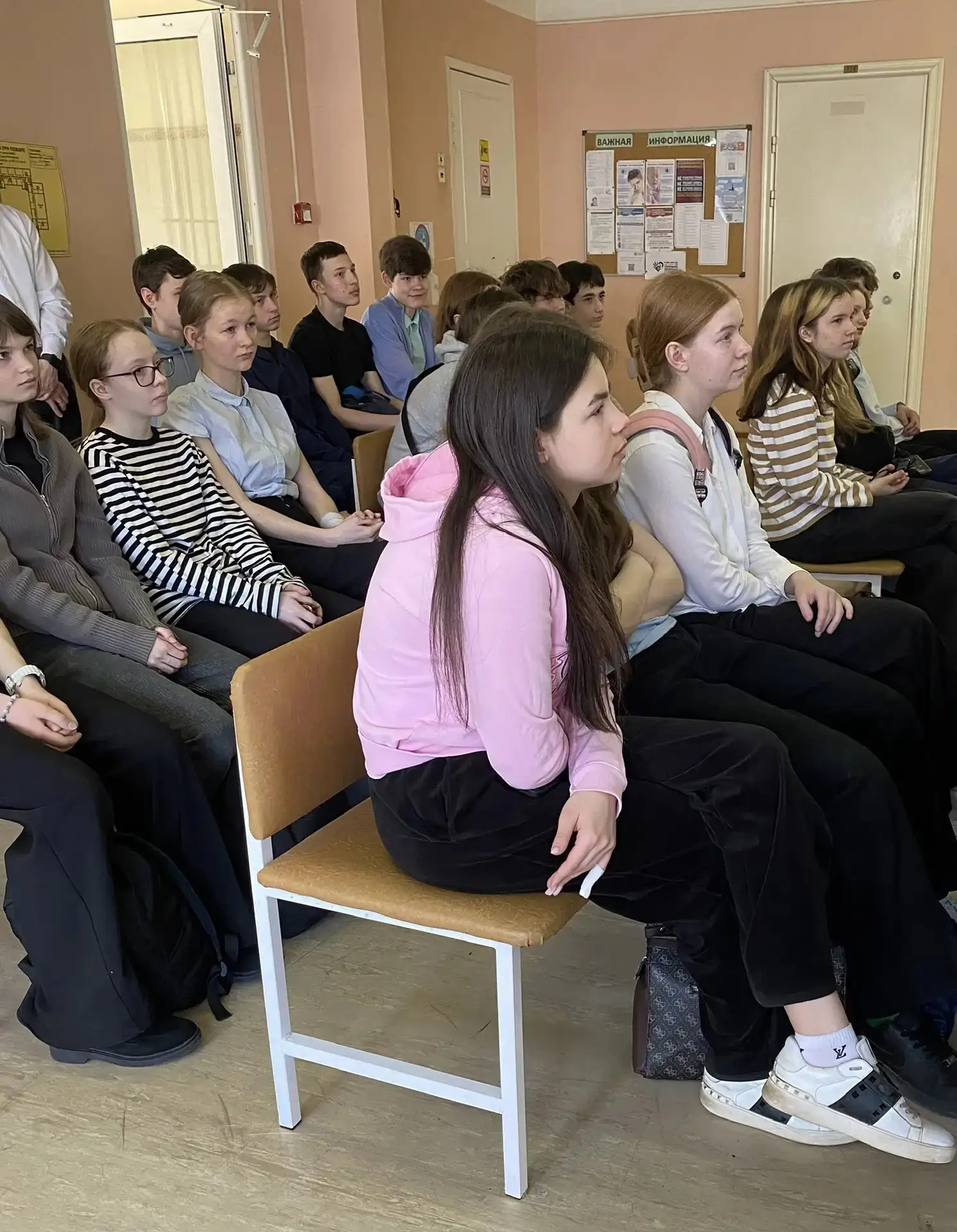 🤓14 апреля обучающиеся 10Б класса Калинин Иван и Александрова Кристина представили вниманию девятикл